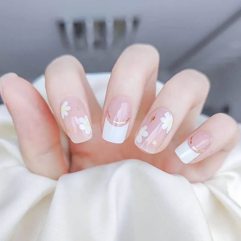 Daisy Charm Gel Nail Wraps with white flower and gold accents for a chic and fresh manicure.