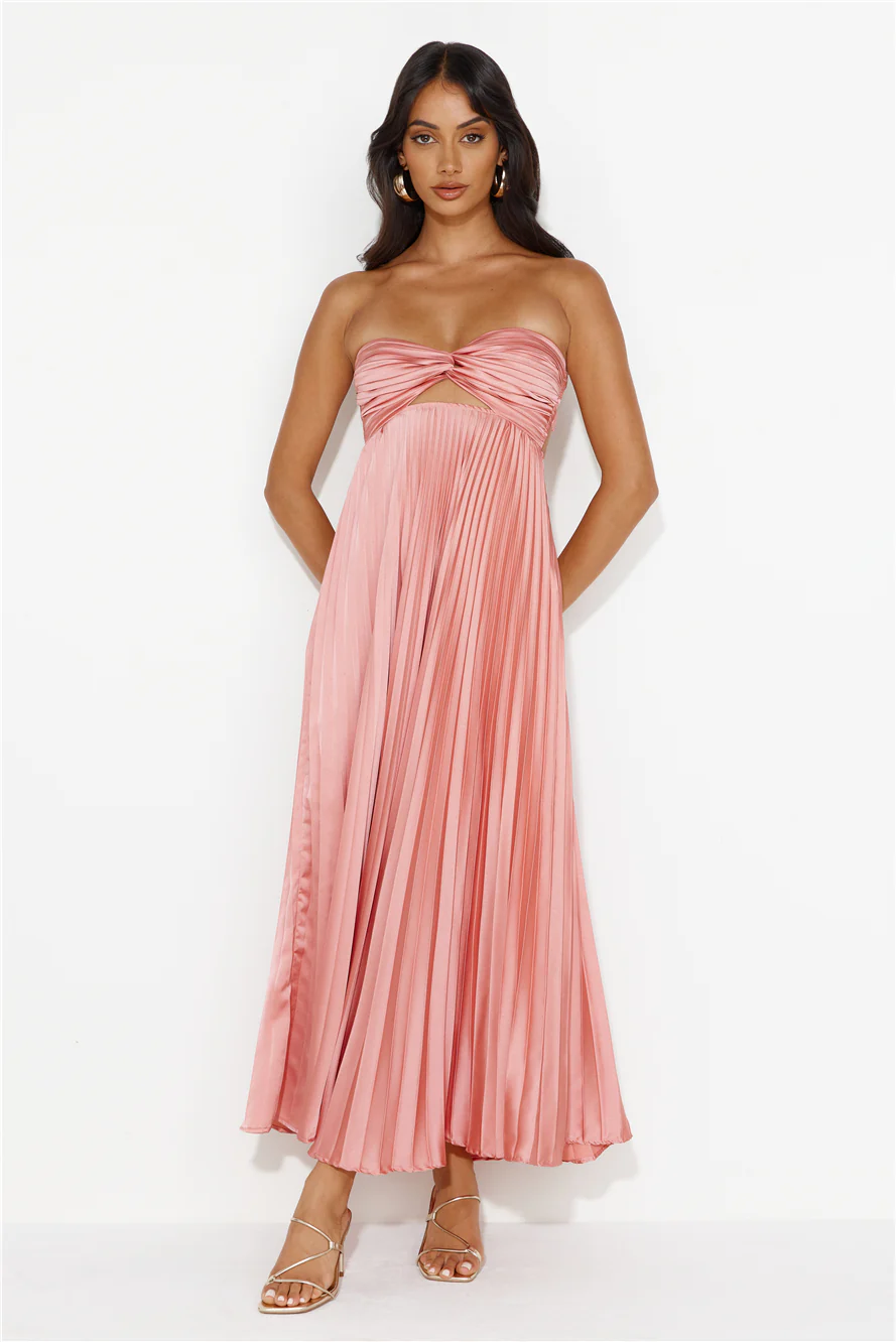 Strapless pleated floor-length dress, suitable for both banquets and vacations.