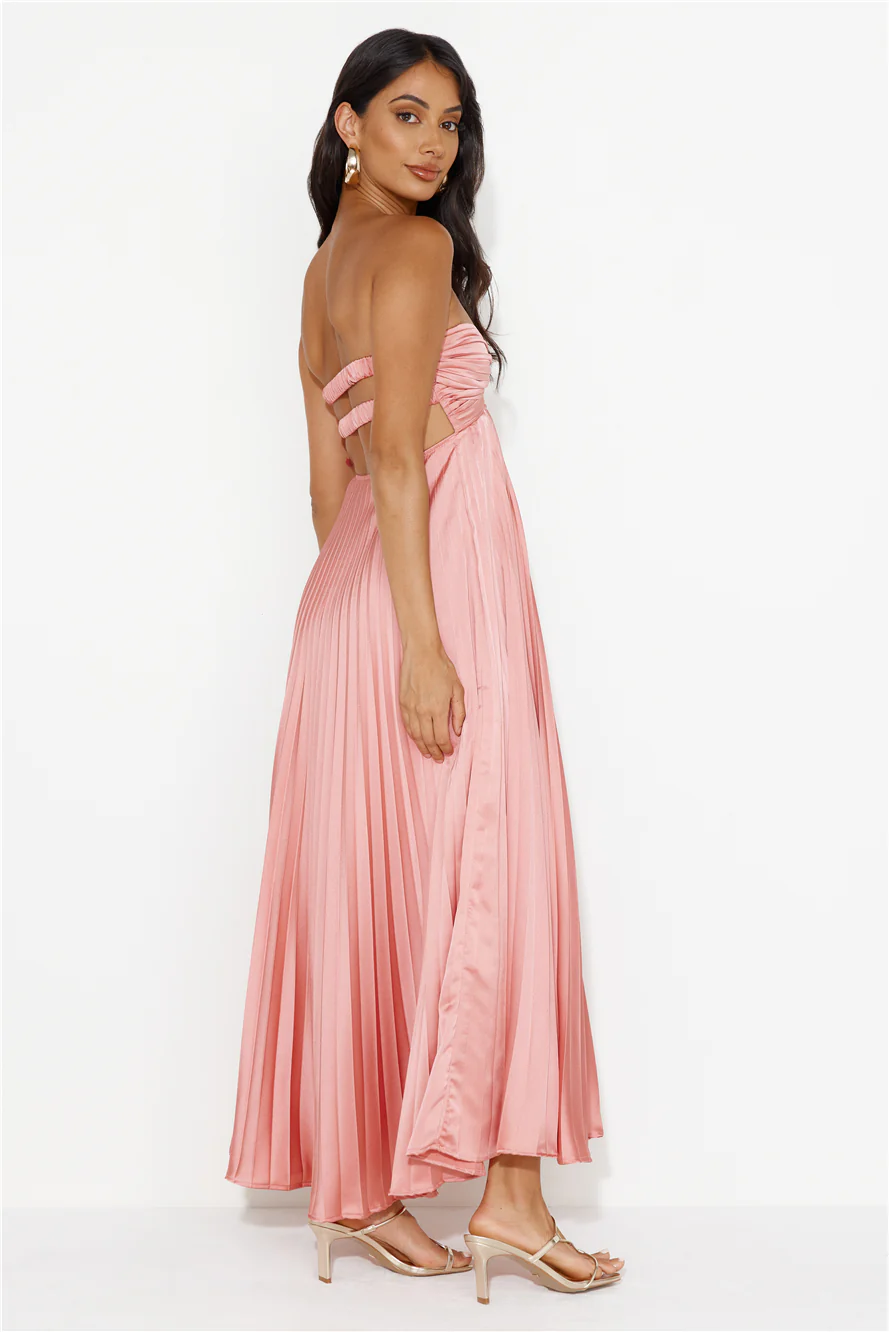 Strapless pleated floor-length dress, suitable for both banquets and vacations.