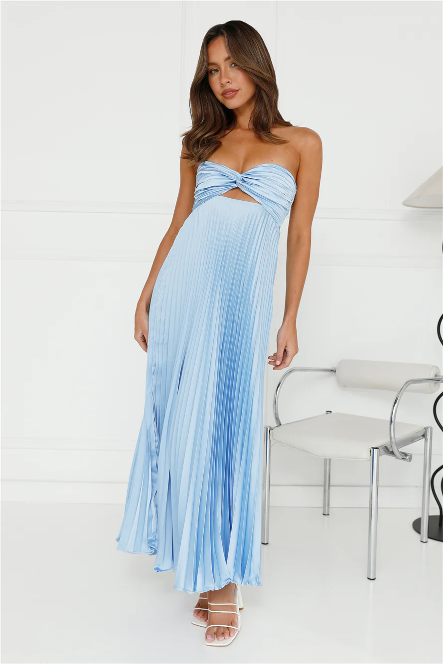 Strapless pleated floor-length dress, suitable for both banquets and vacations.