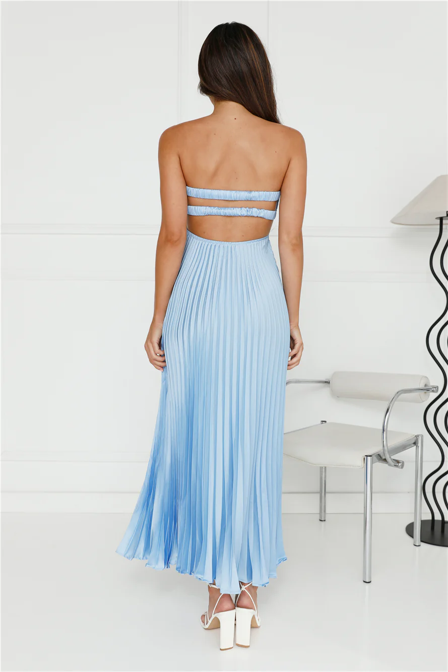 Strapless pleated floor-length dress, suitable for both banquets and vacations.
