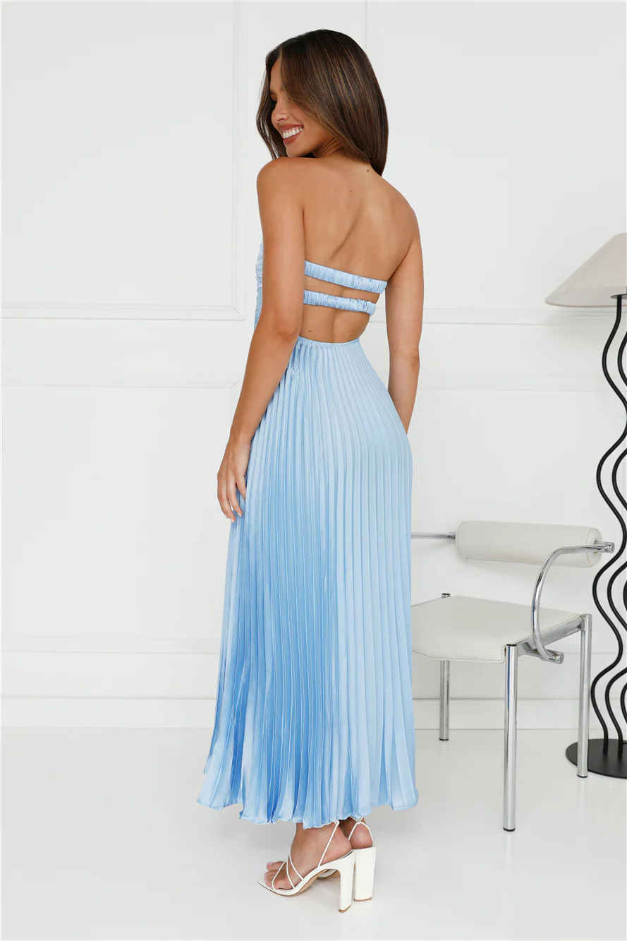 Strapless pleated floor-length dress, suitable for both banquets and vacations.