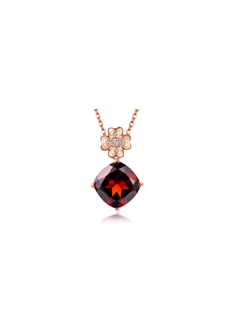 Tender and gentle, like flowing water: 18K rose gold pendant with garnet.