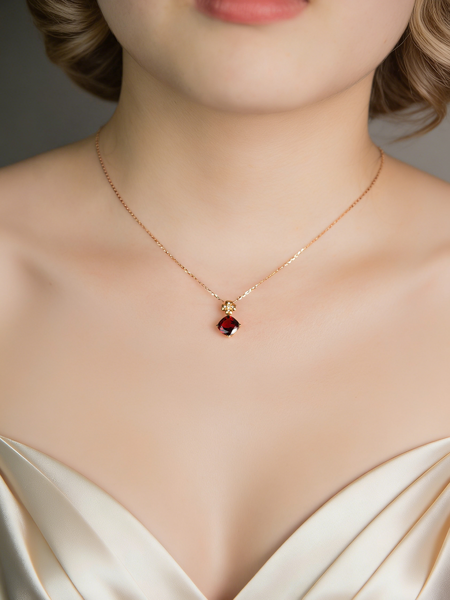 Tender and gentle, like flowing water: 18K rose gold pendant with garnet.