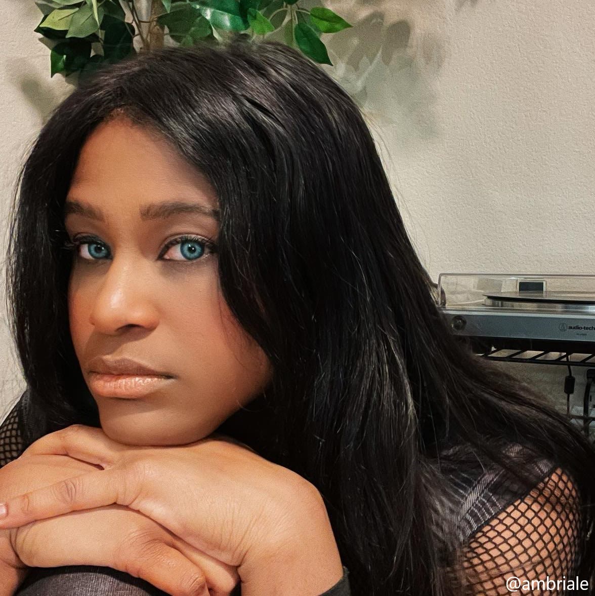 MYEYEBB New York III Blue Prescription Colored Contact Lenses - image 3