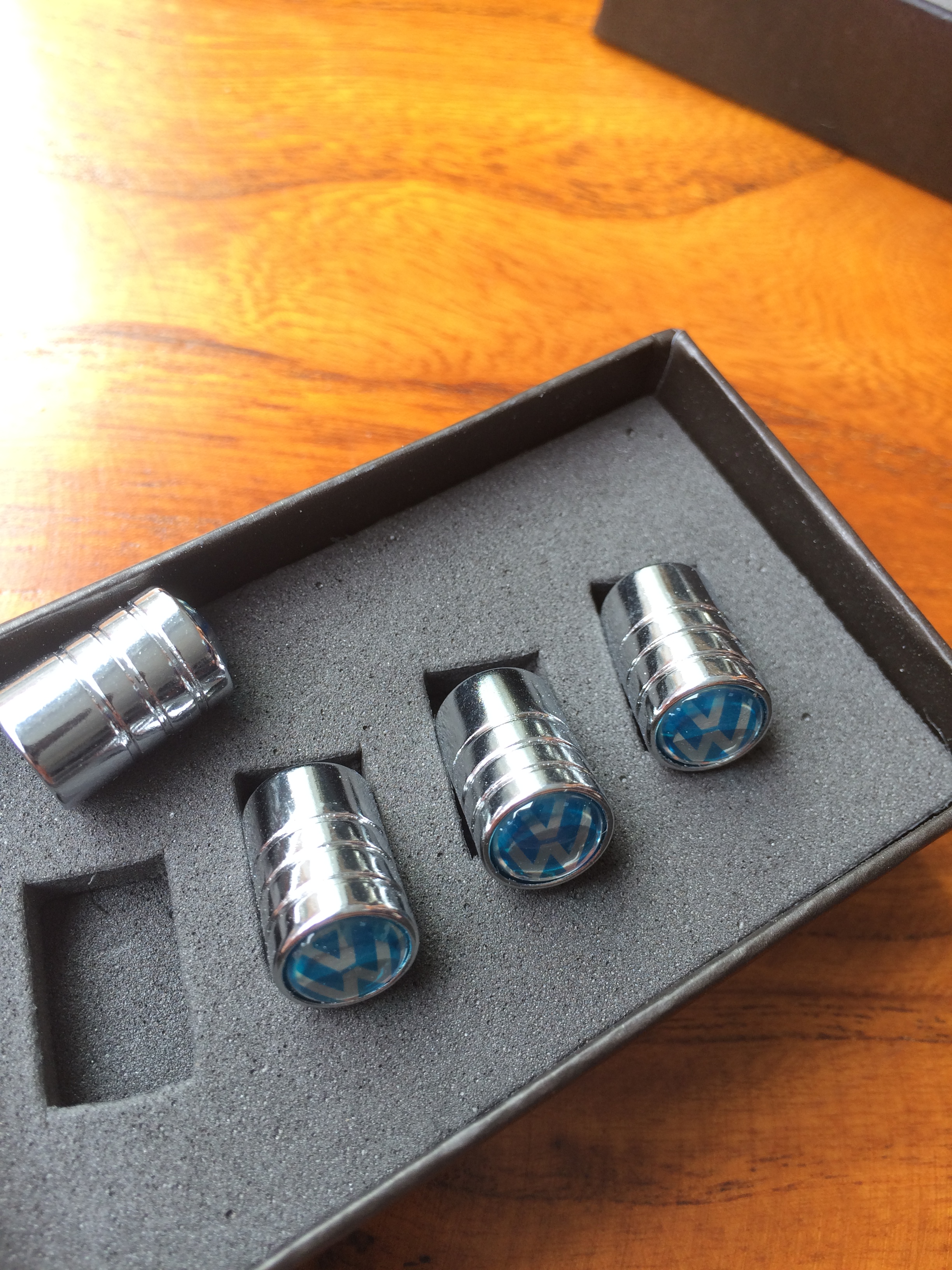 Round Style Metal Car Wheel Tire Valve Cap With Box Anti Dust With Logo Silver Color Netby