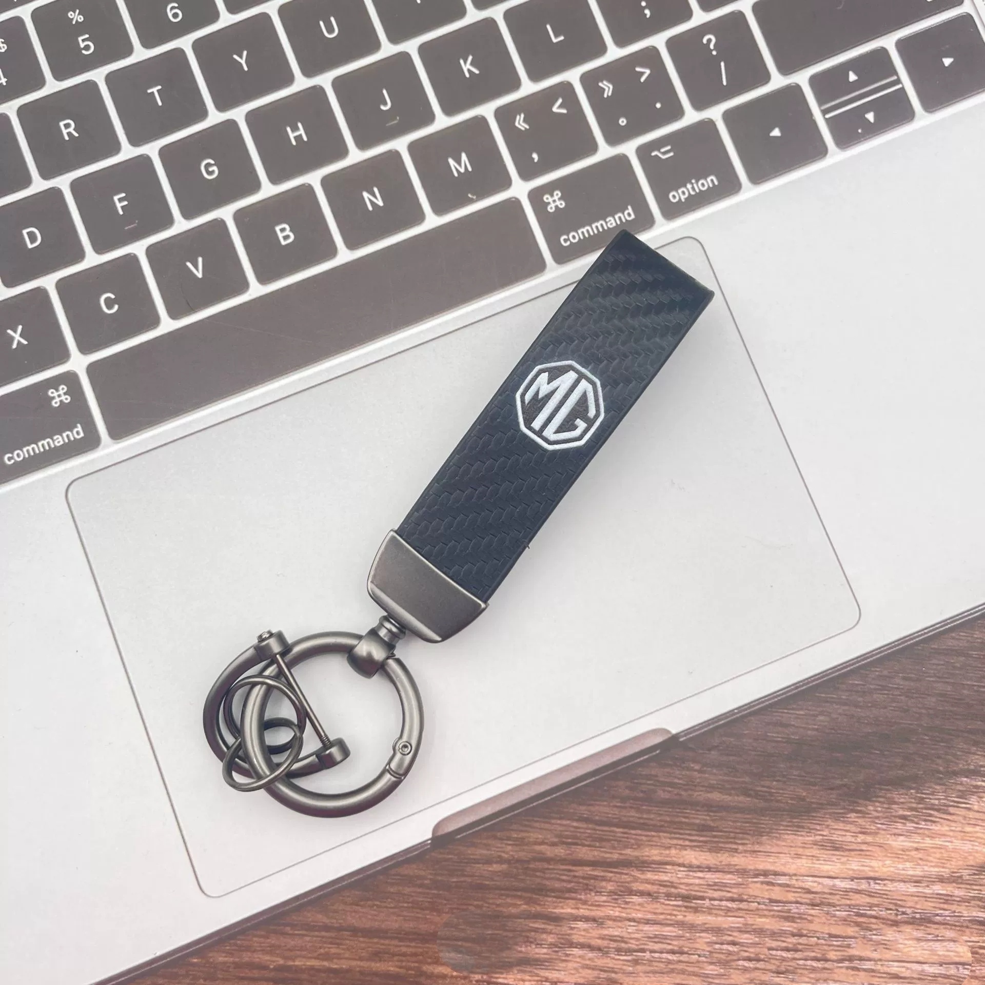 Carbon Fiber Print PU Leather Car Logo Keyring for RAM VESPA APRILIA RAV4 BMW M HOLDEN SLINEGMC POLO PIAGGIO Netby