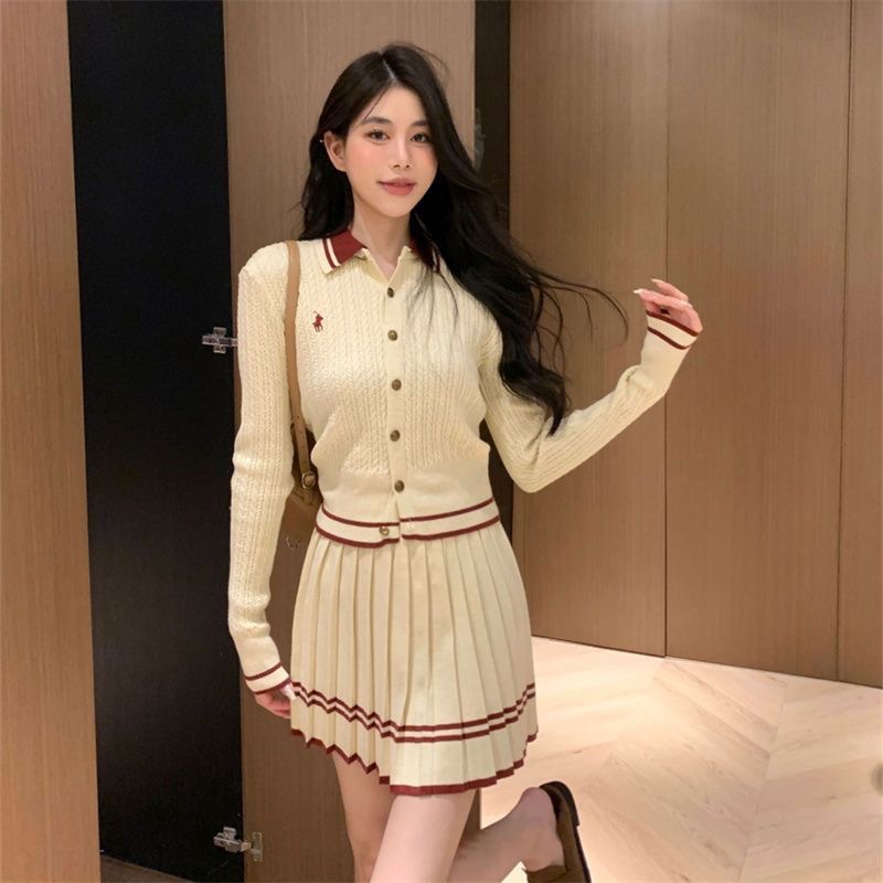 6849. SET SHORT SKIRT KNITTED WHITE