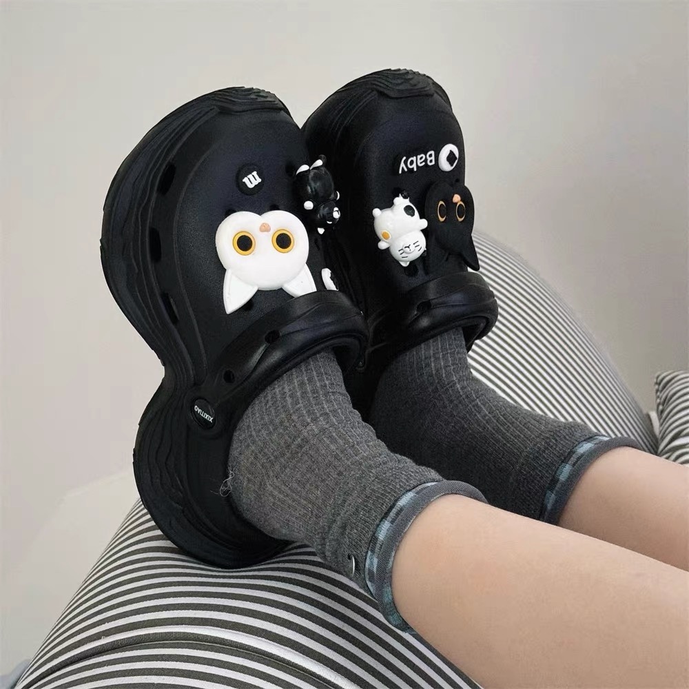A454. CROCS CAT BLACK