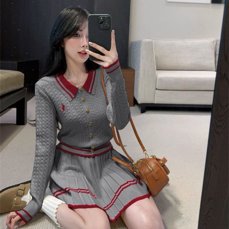 6850. SET SHORT SKIRT KNITTED GRAY