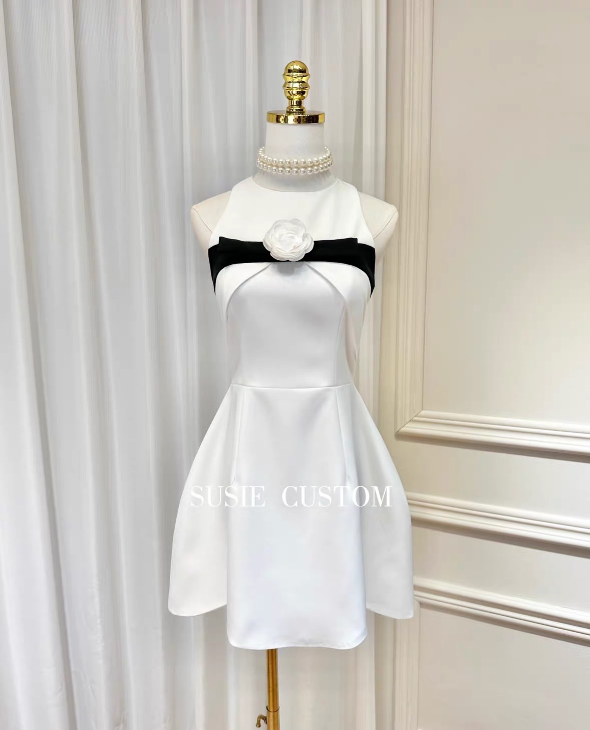 7425. WHITE DRESS