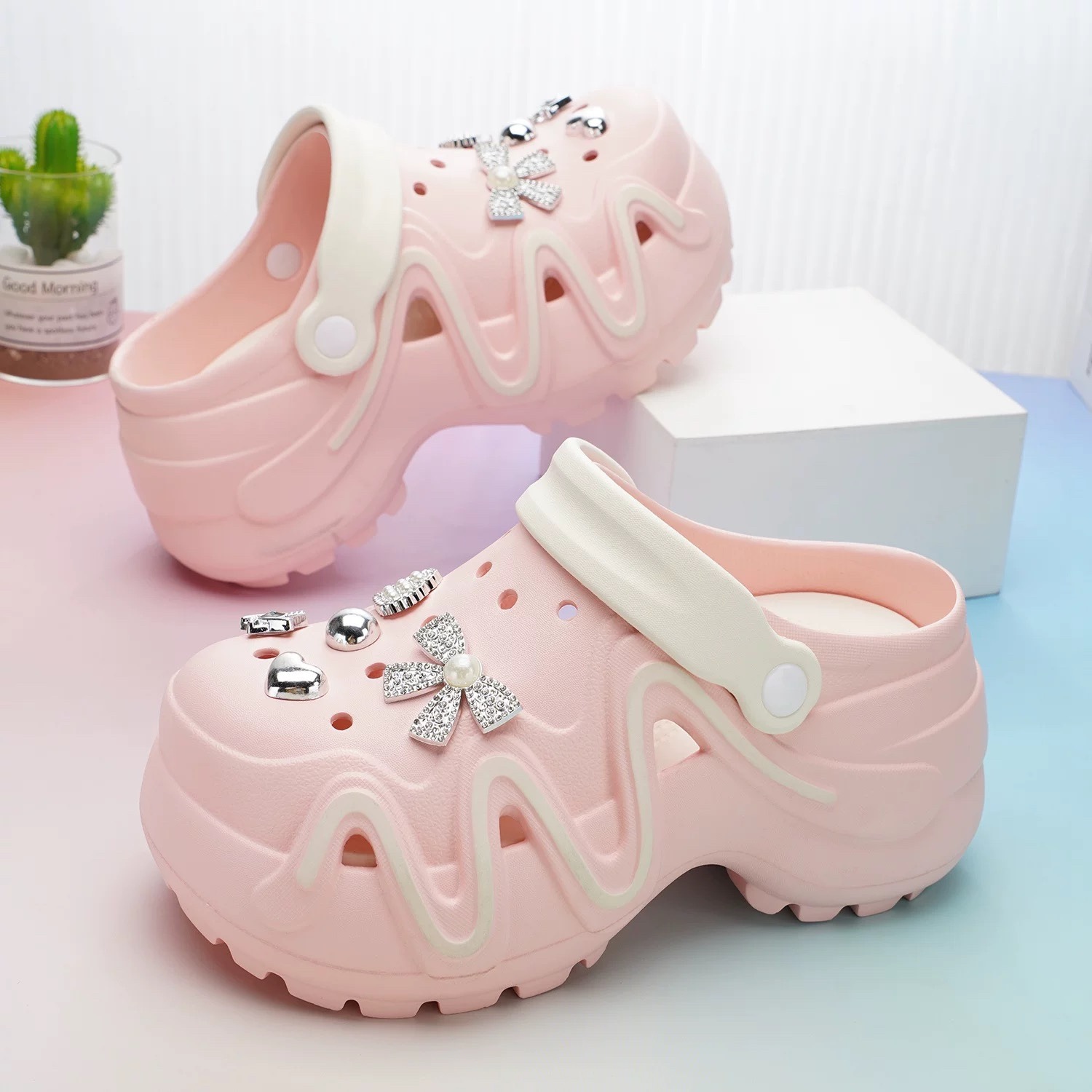 A504. CROCS BOWTIE PINK