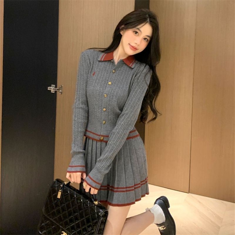 6850. SET SHORT SKIRT KNITTED GRAY
