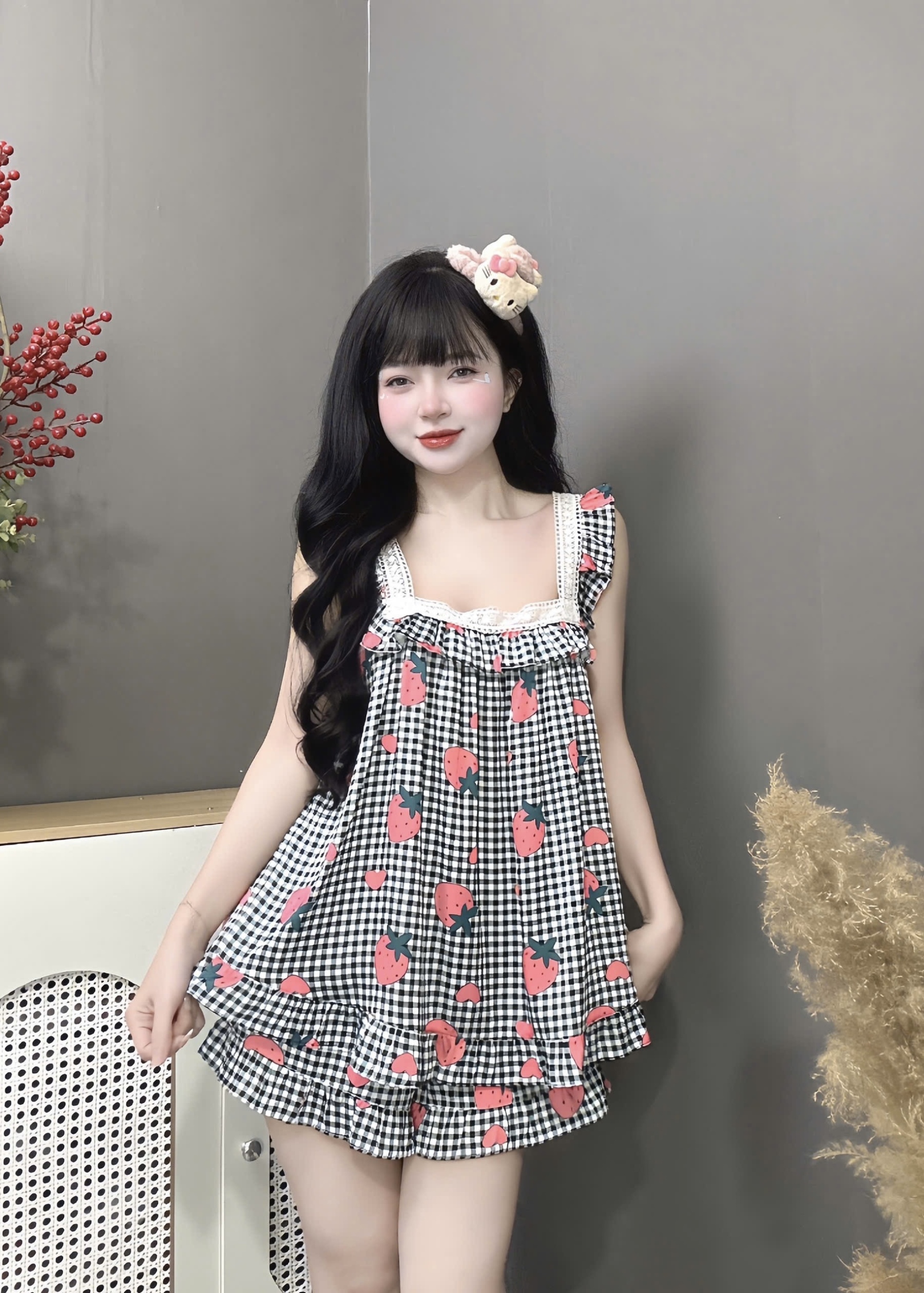 V1070. SLEEPWEAR STRAWBERRY BLACK