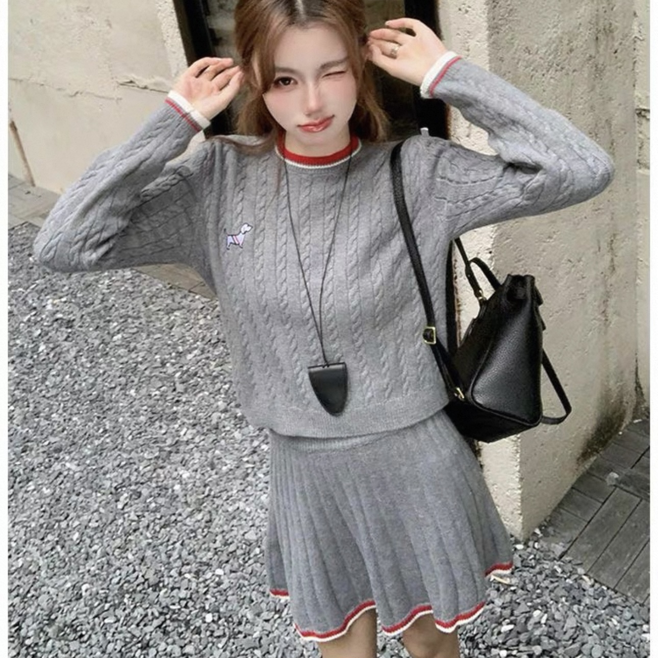 6855. SET SHORT SKIRT KNITTED GRAY