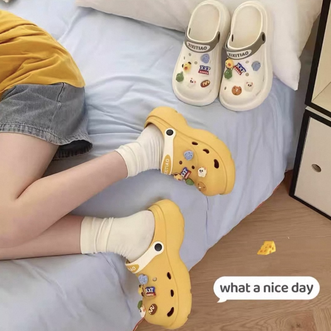 A456. CROCS MONSTER YELLOW