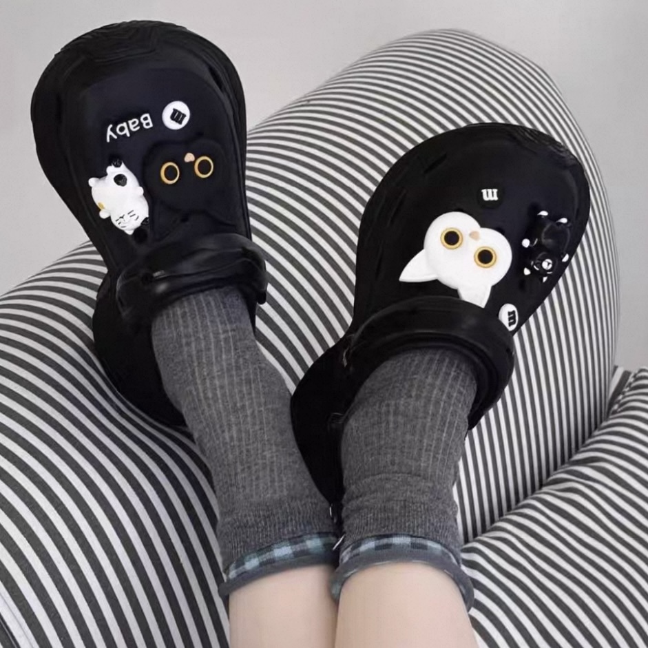 A454. CROCS CAT BLACK