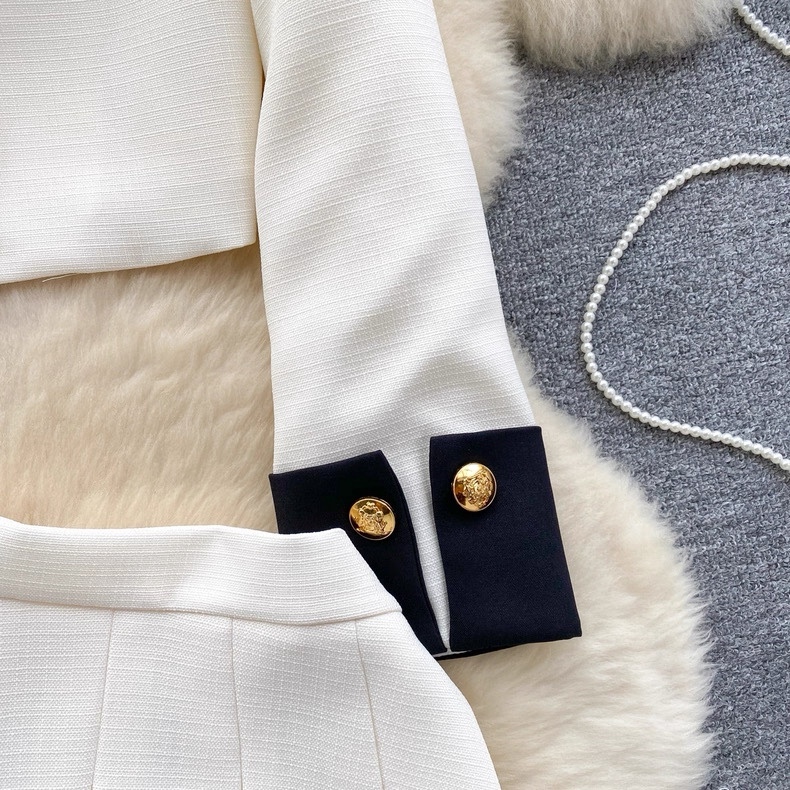 6787. WHITE SHORT SET