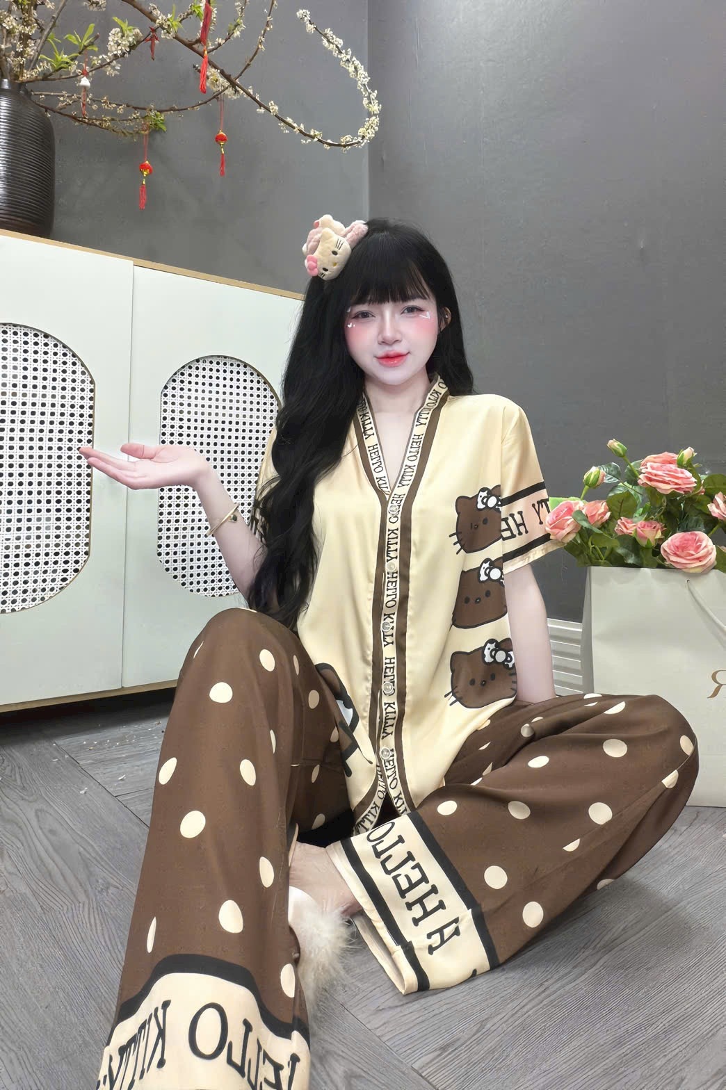 V1094. SLEEPWEAR HELLO KITTY BROWN