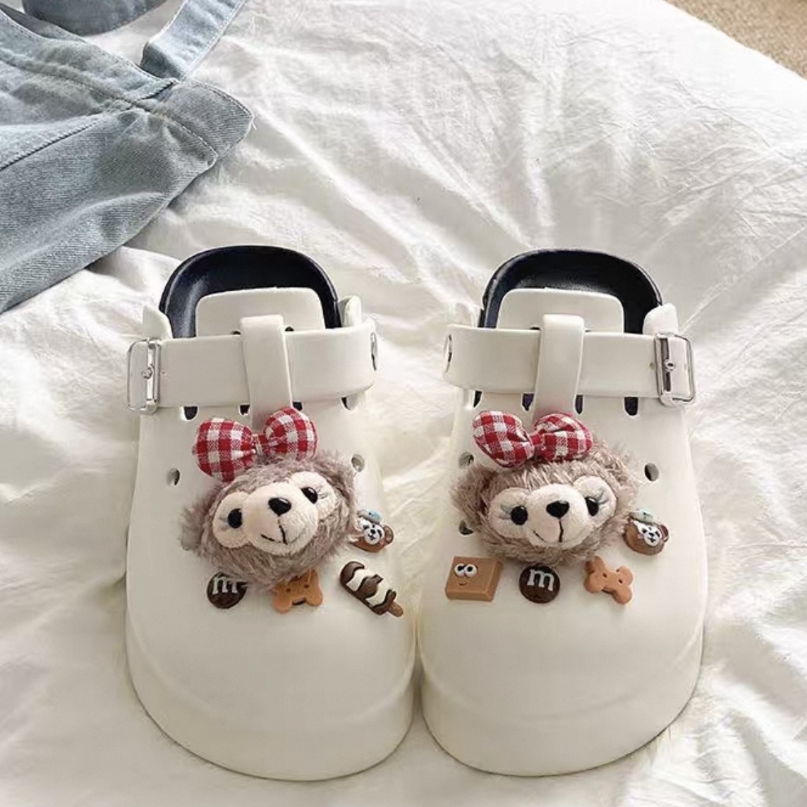 A481. CROCS BEAR WHITE