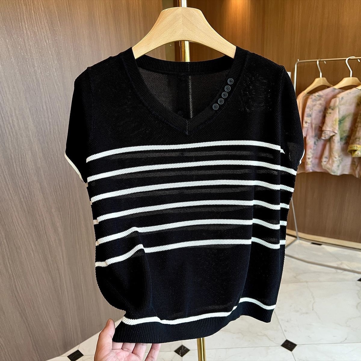 C767. BLACK SHORT SLEEVES TOP