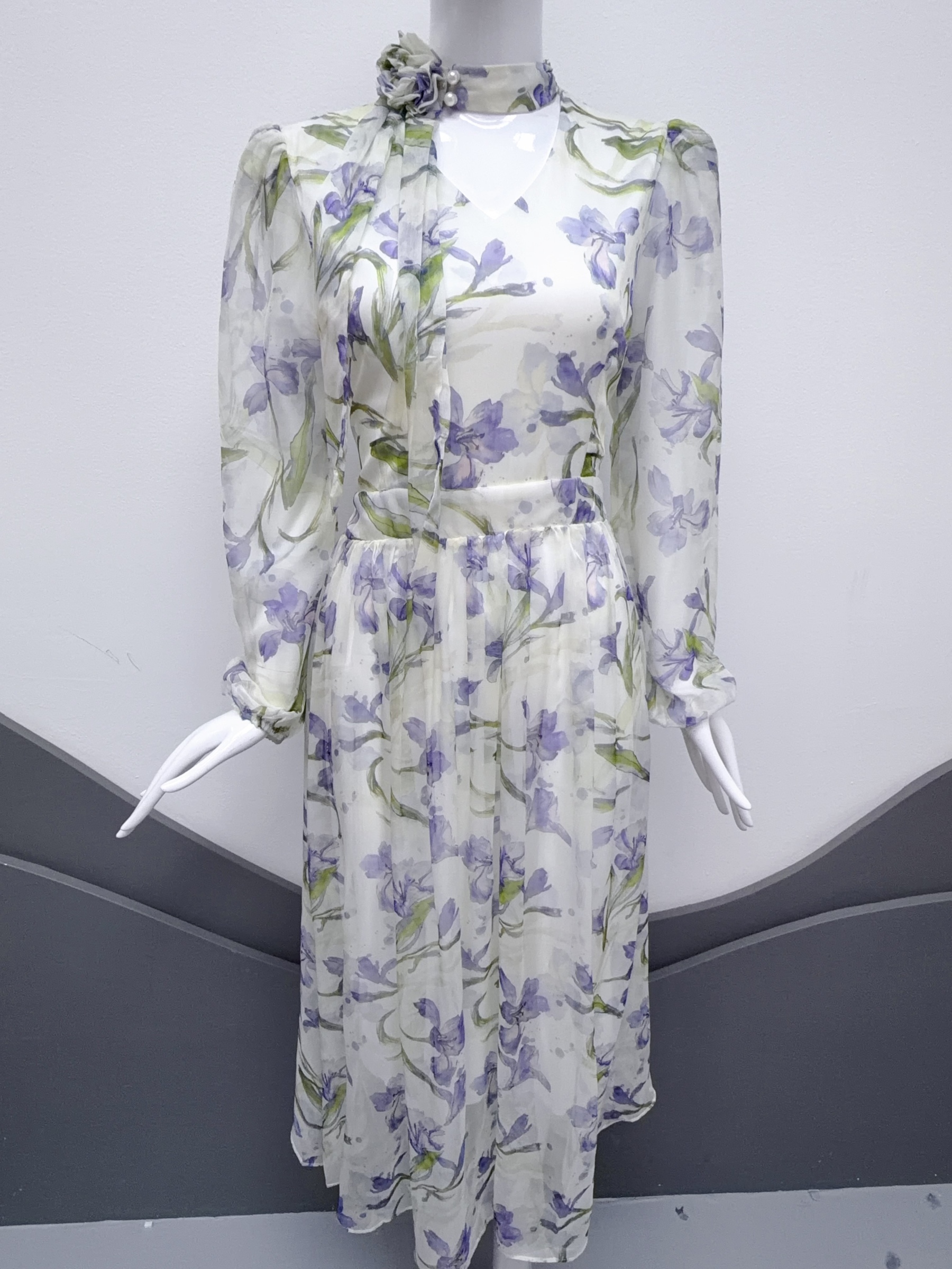 V284. HOA WHITE DRESS