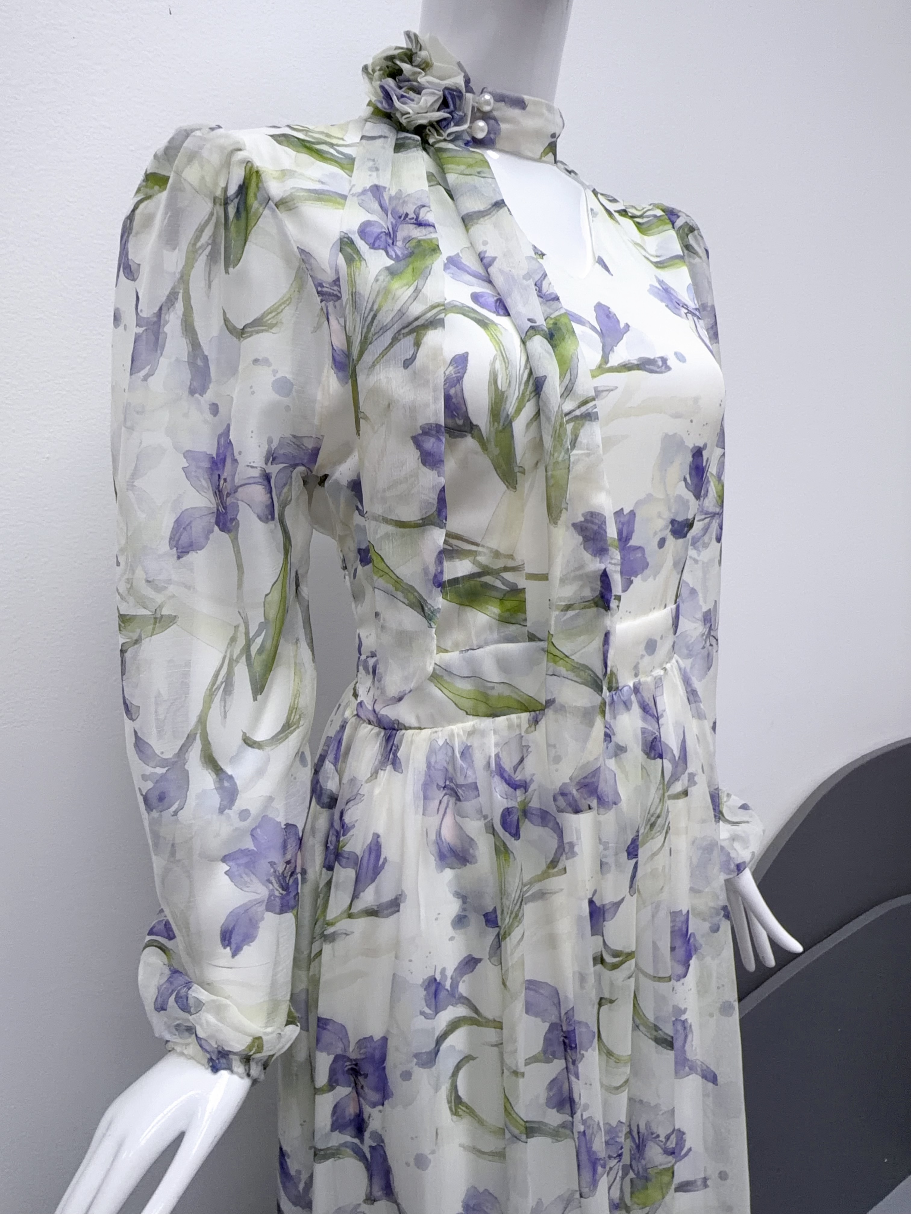 V284. HOA WHITE DRESS