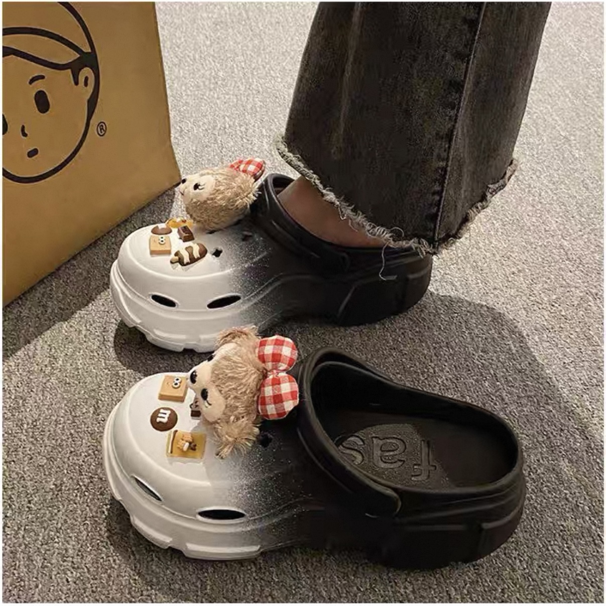 A490. CROCS BEAR BLACK
