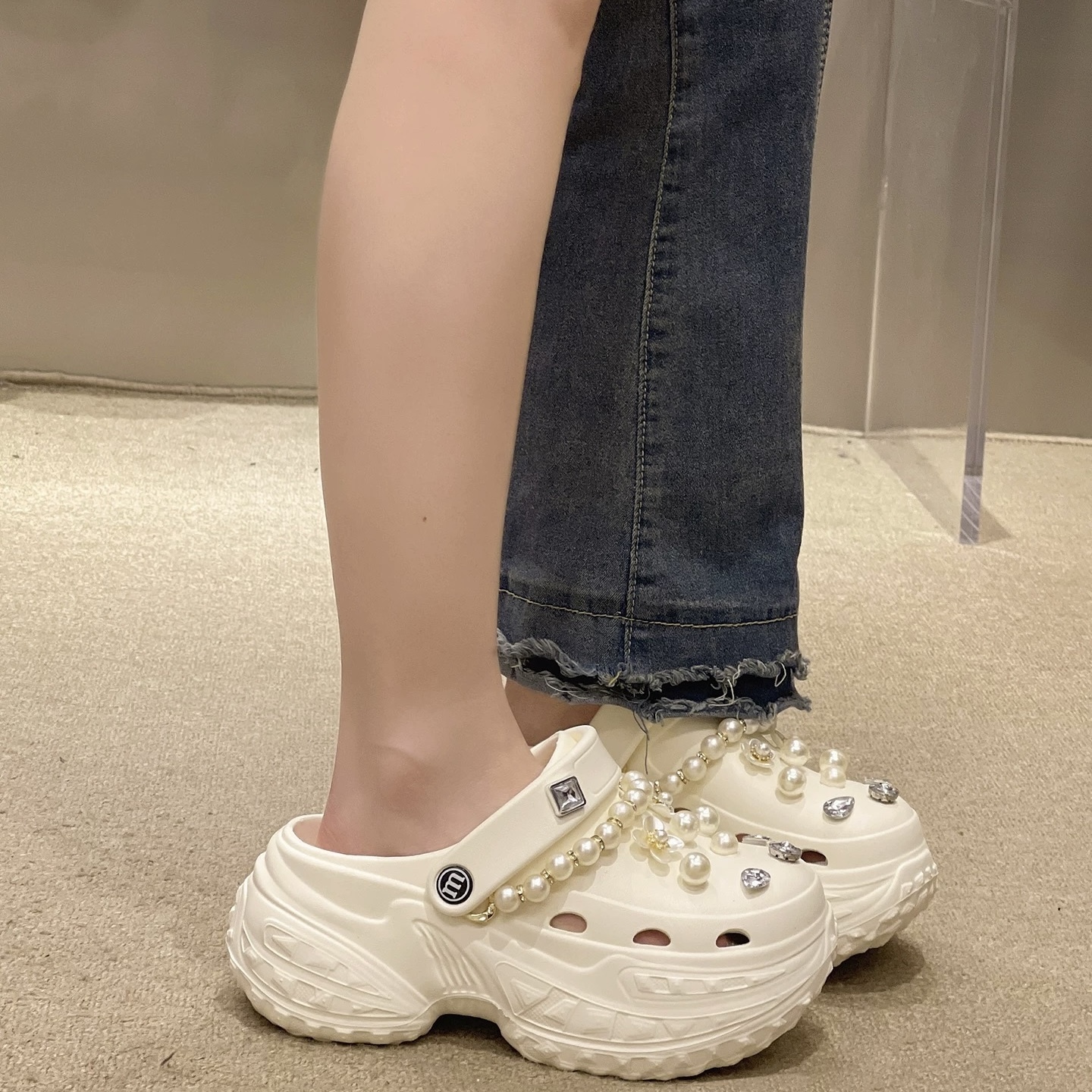 A503. CROCS PEARL WHITE