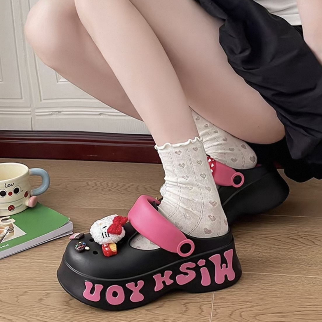 A485. CROCS HELLO KITTY BLACK