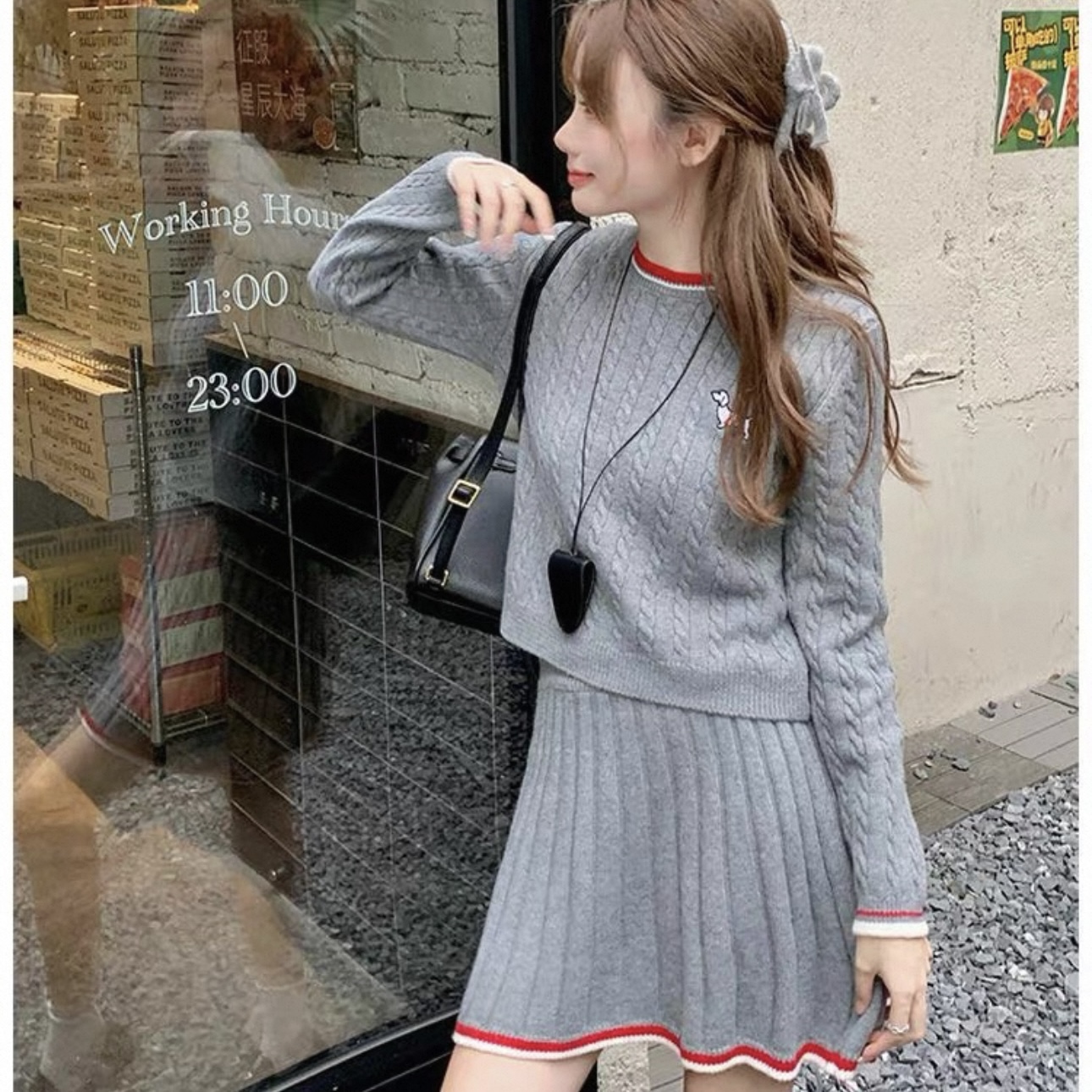 6855. SET SHORT SKIRT KNITTED GRAY