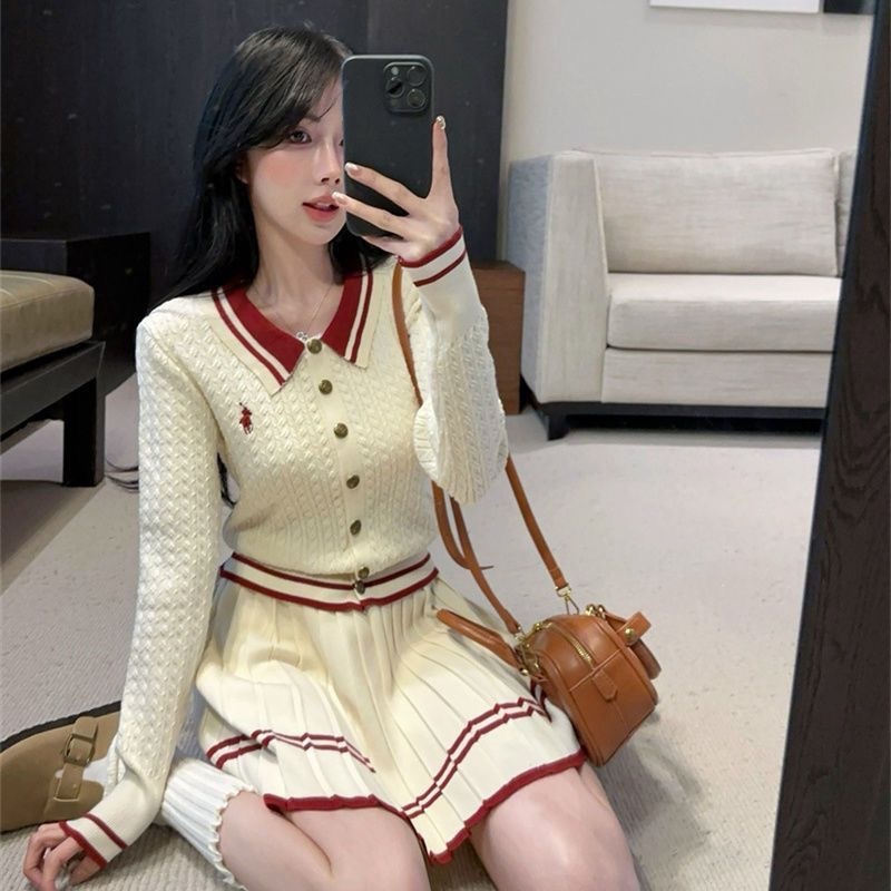 6849. SET SHORT SKIRT KNITTED WHITE