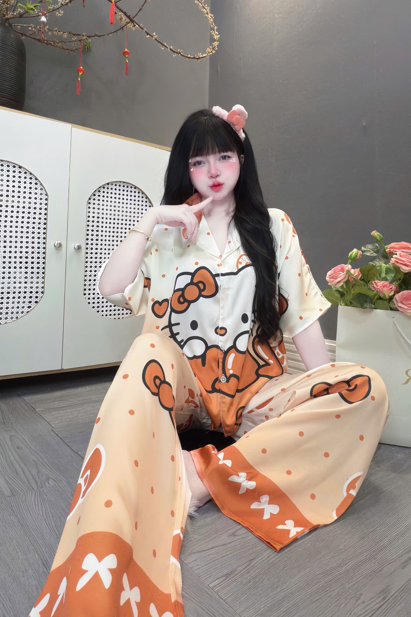 V1112. SLEEPWEAR HELLO KITTY ORANGE
