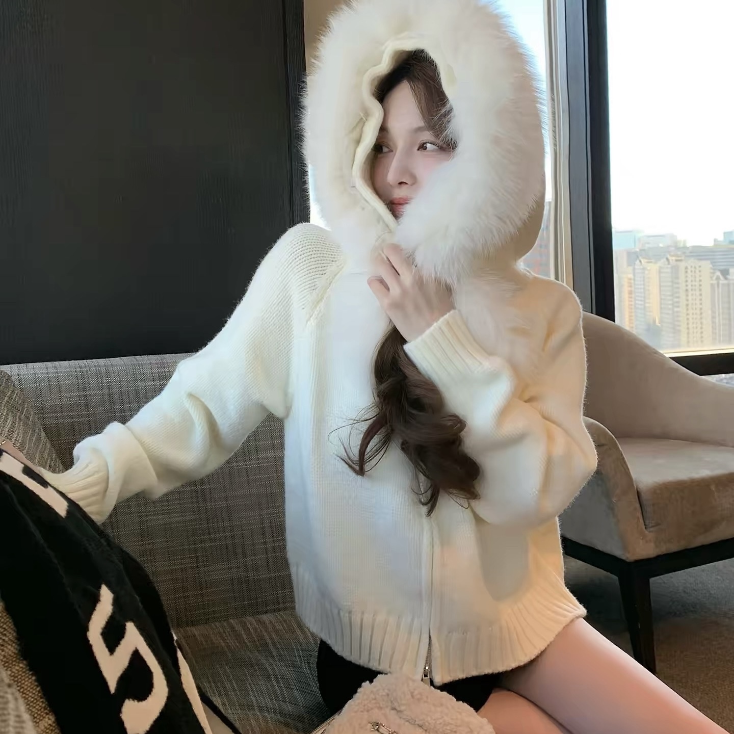 T575. SWEATER WHITE