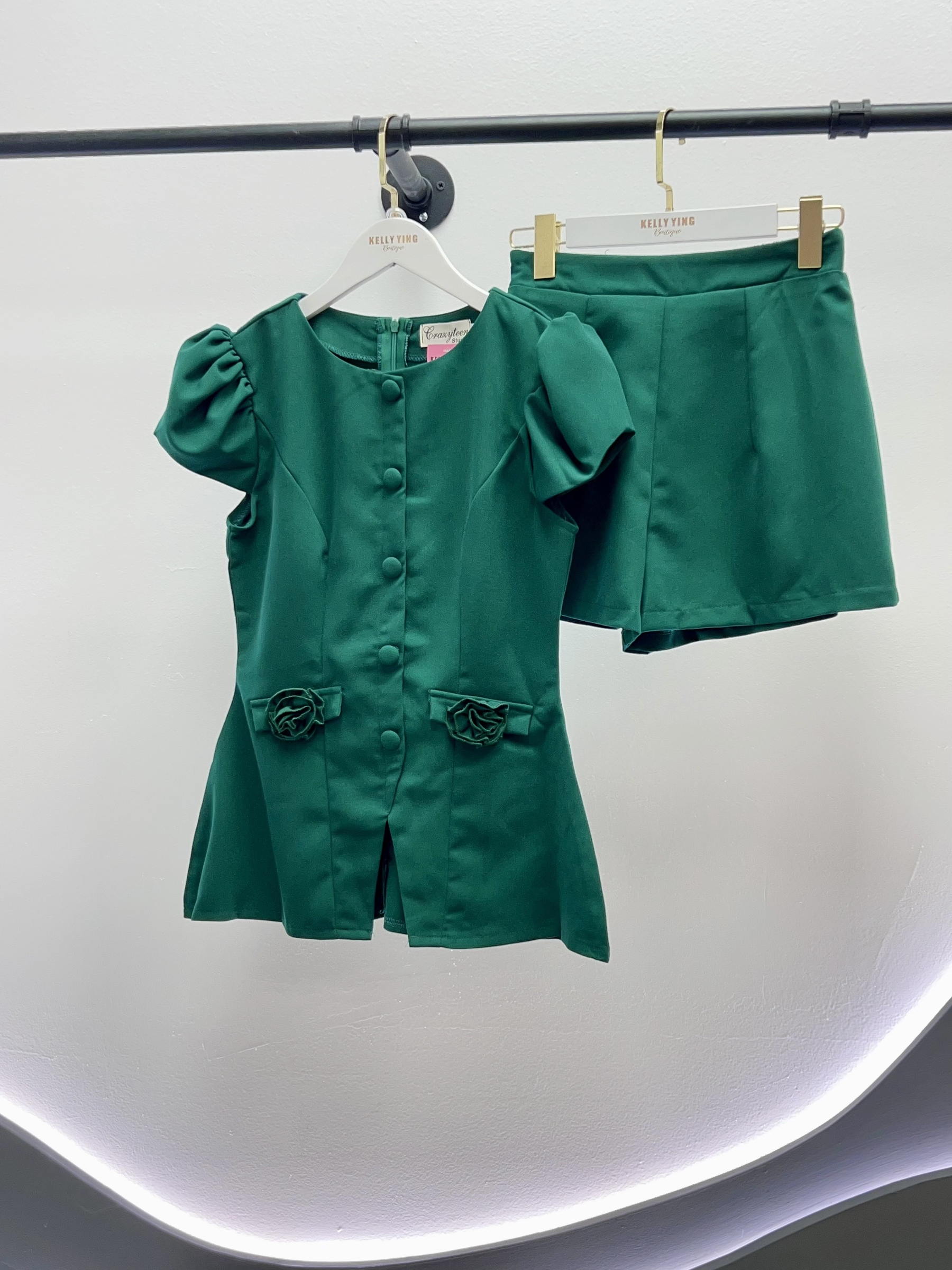 V887. GREEN SHORT SET