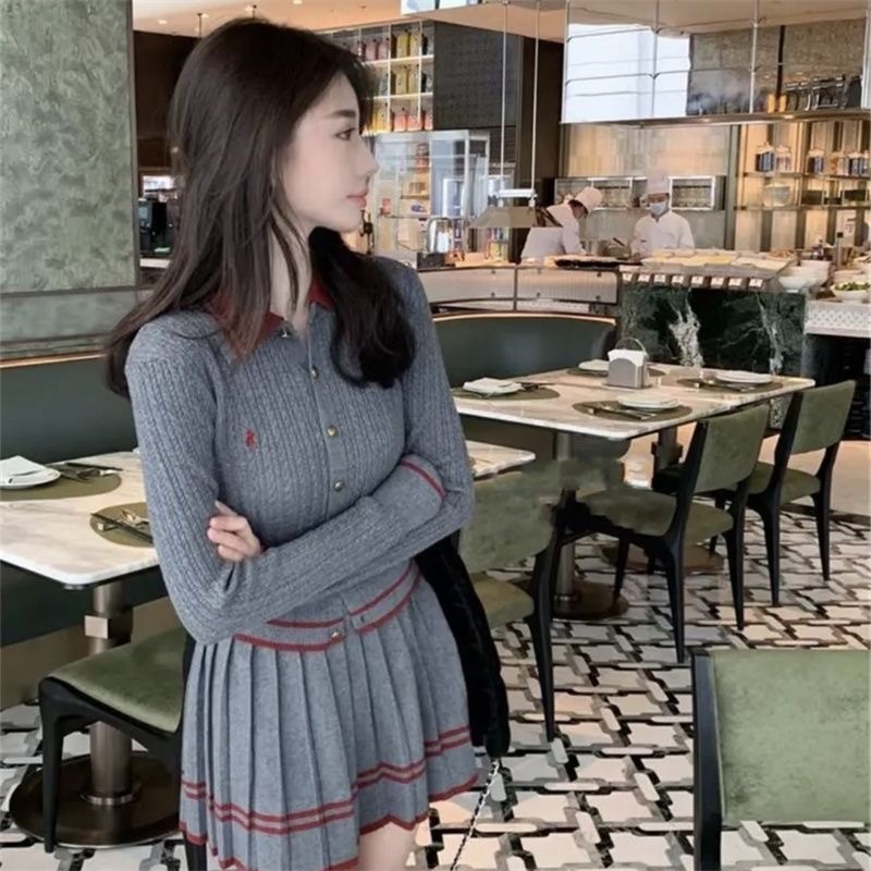 6850. SET SHORT SKIRT KNITTED GRAY