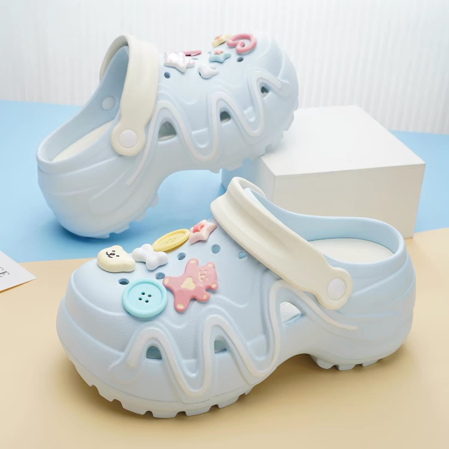 A491. CROCS BEAR BLUE