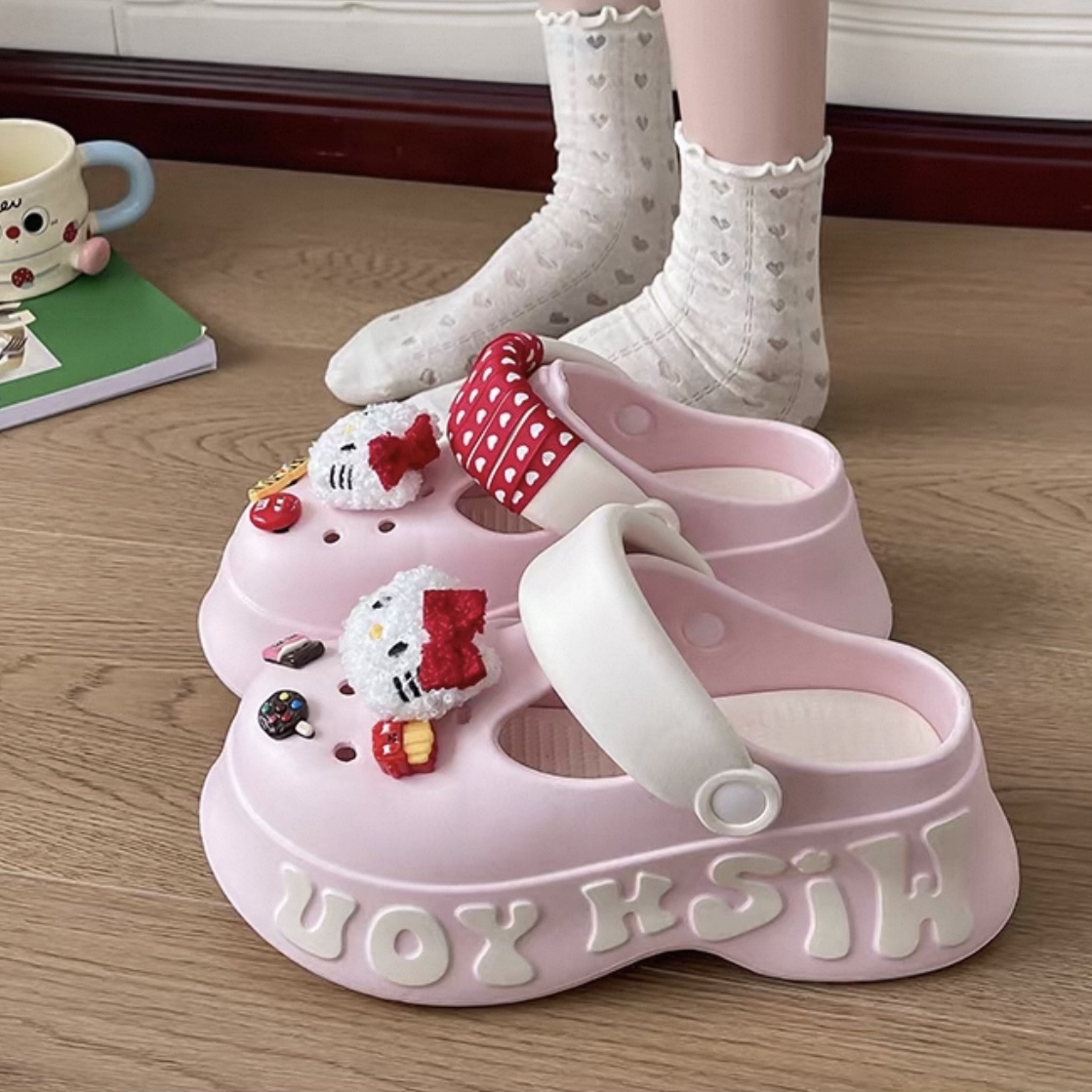 A486. CROCS HELLO KITTY PINK
