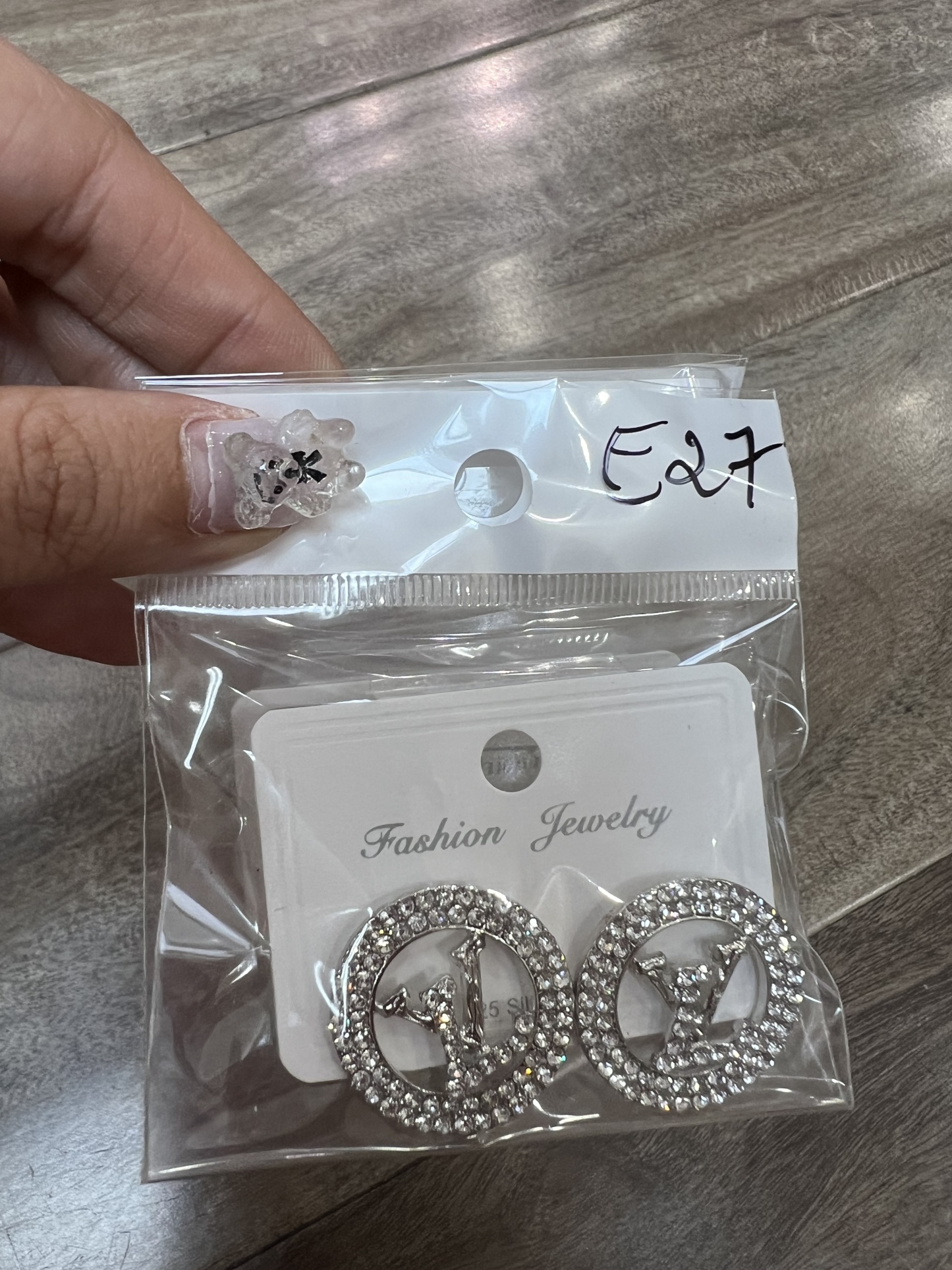 E27. EARRINGS LV SILVER