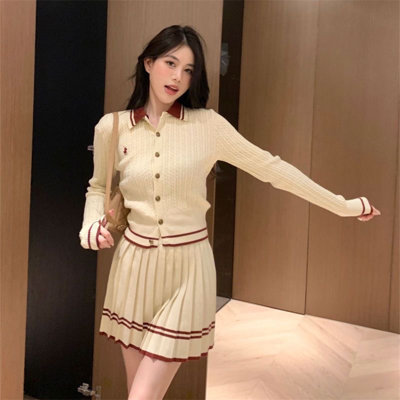 6849. SET SHORT SKIRT KNITTED WHITE