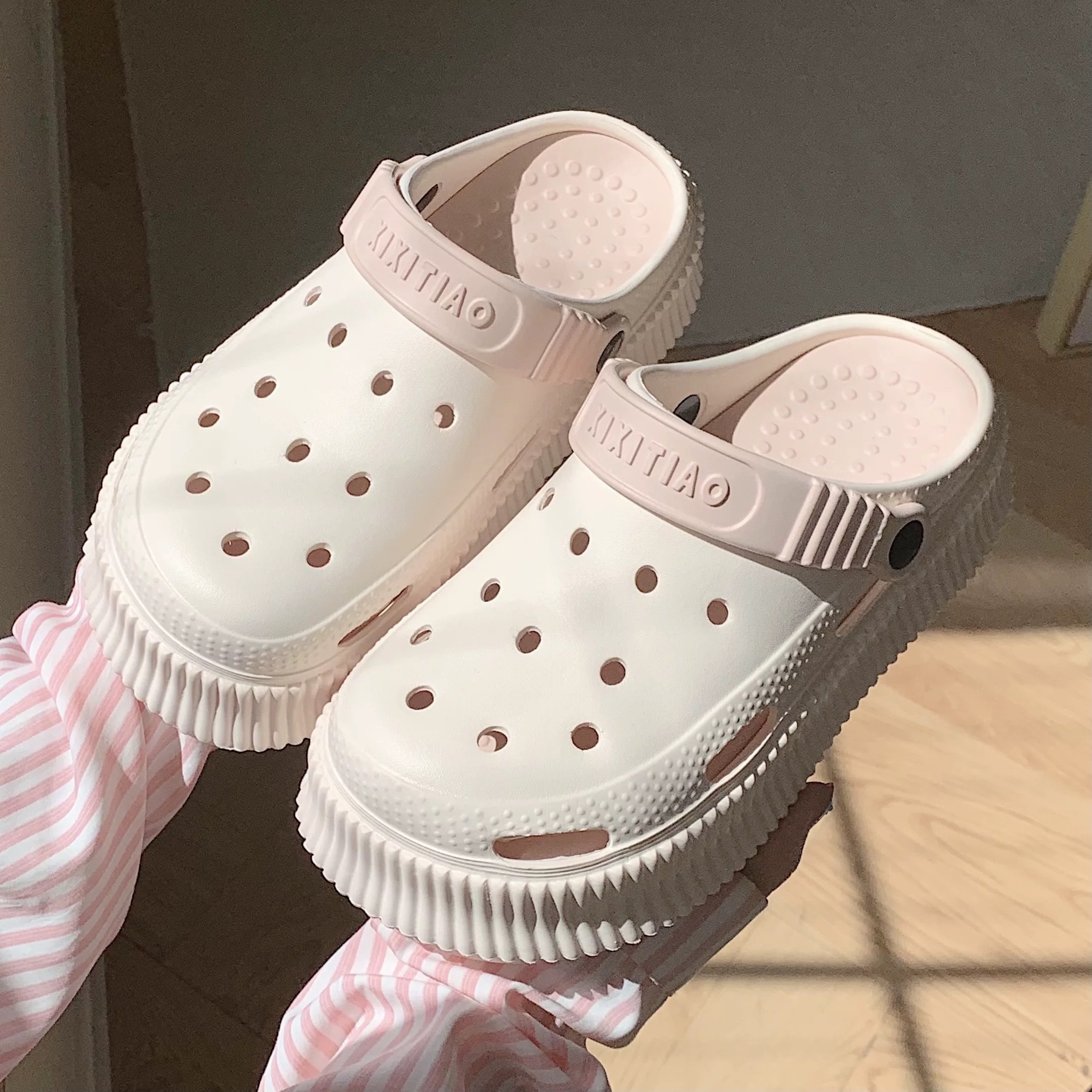 A457. CROCS BUNNY LIGHT PINK