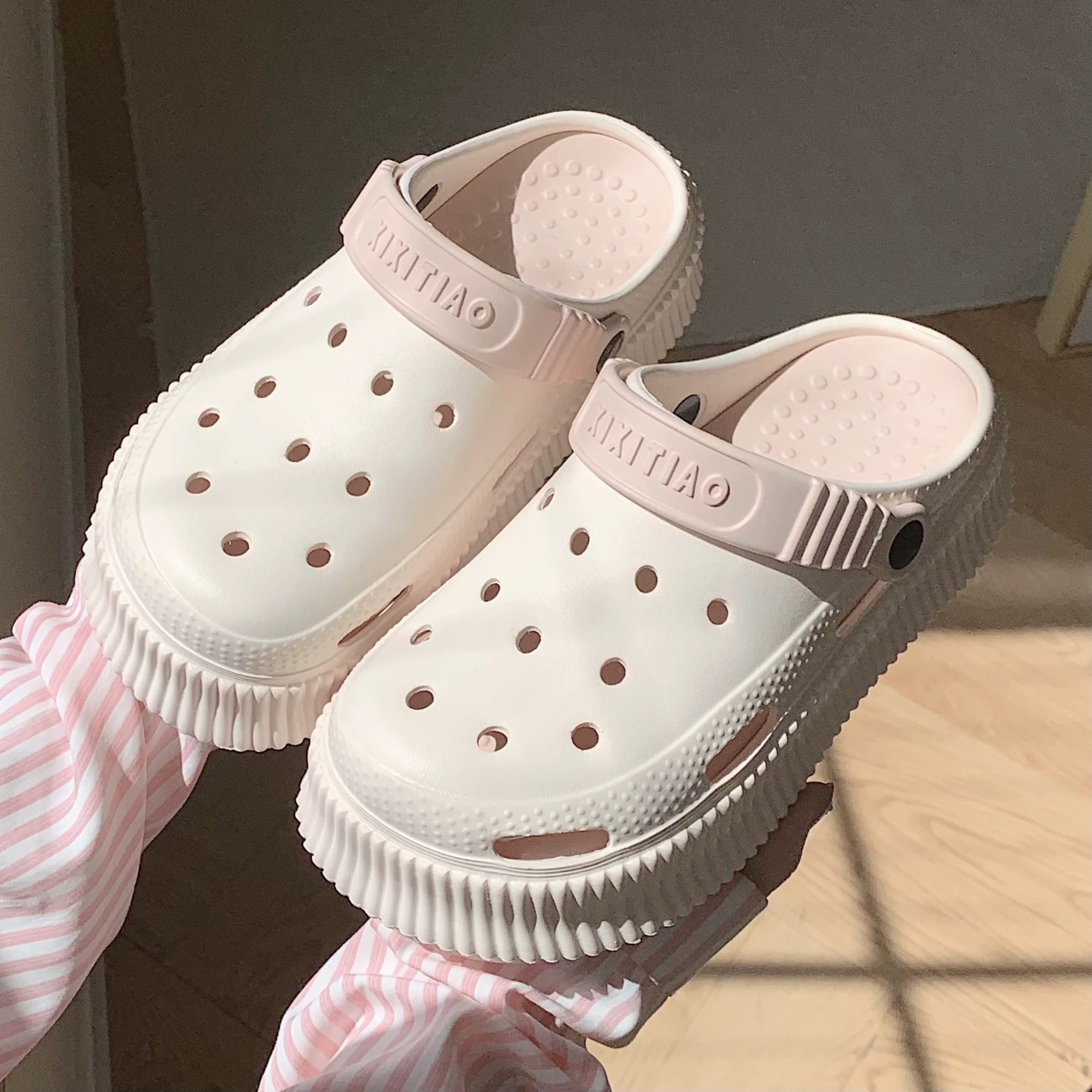 A457. CROCS BUNNY LIGHT PINK
