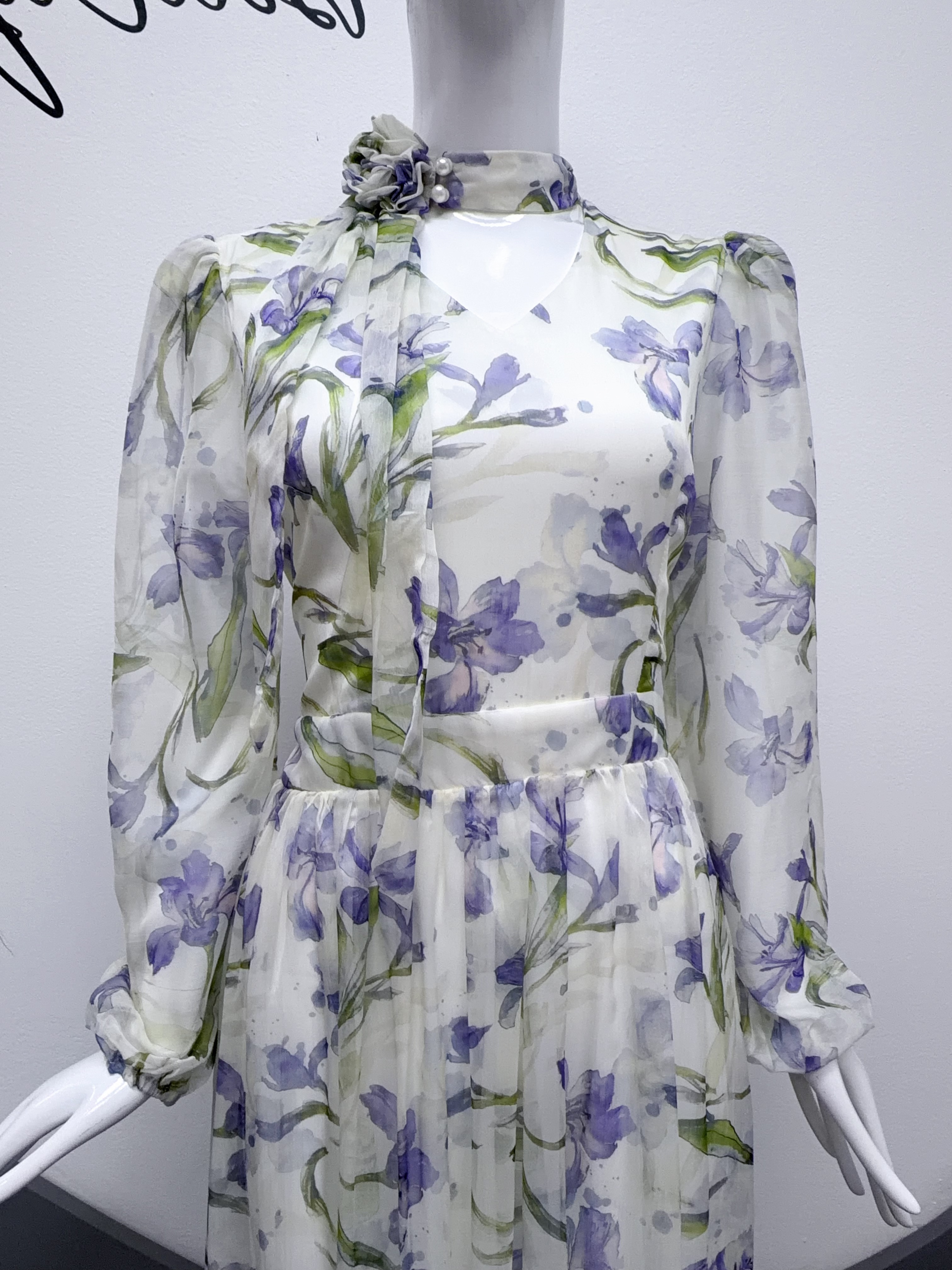 V284. HOA WHITE DRESS