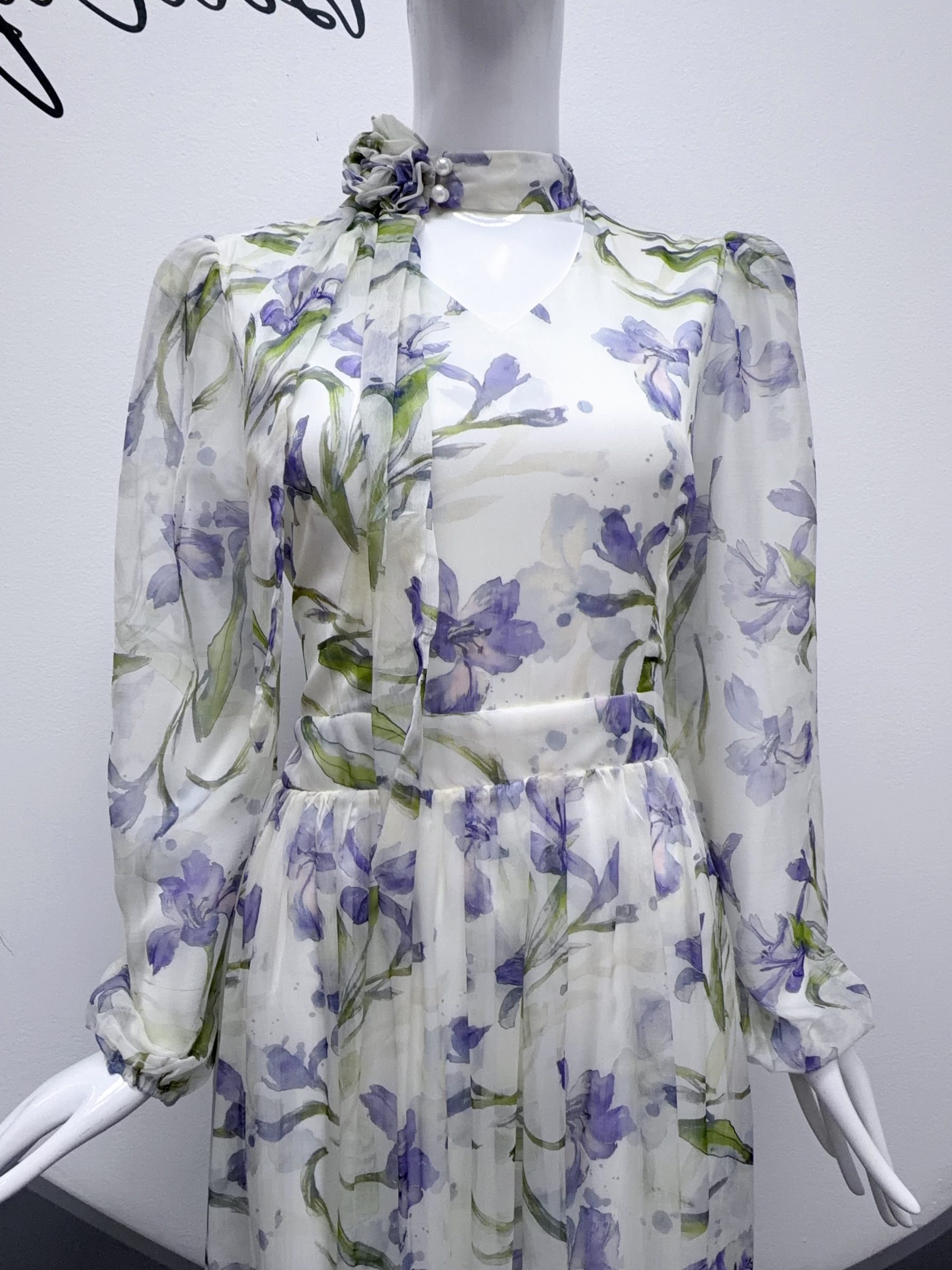 V284. HOA WHITE DRESS