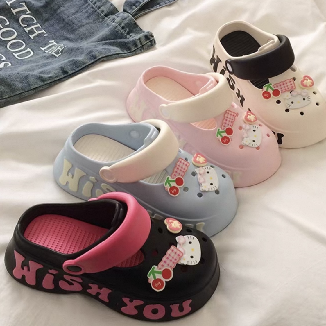 A477. CROCS HELLO KITTY PINK