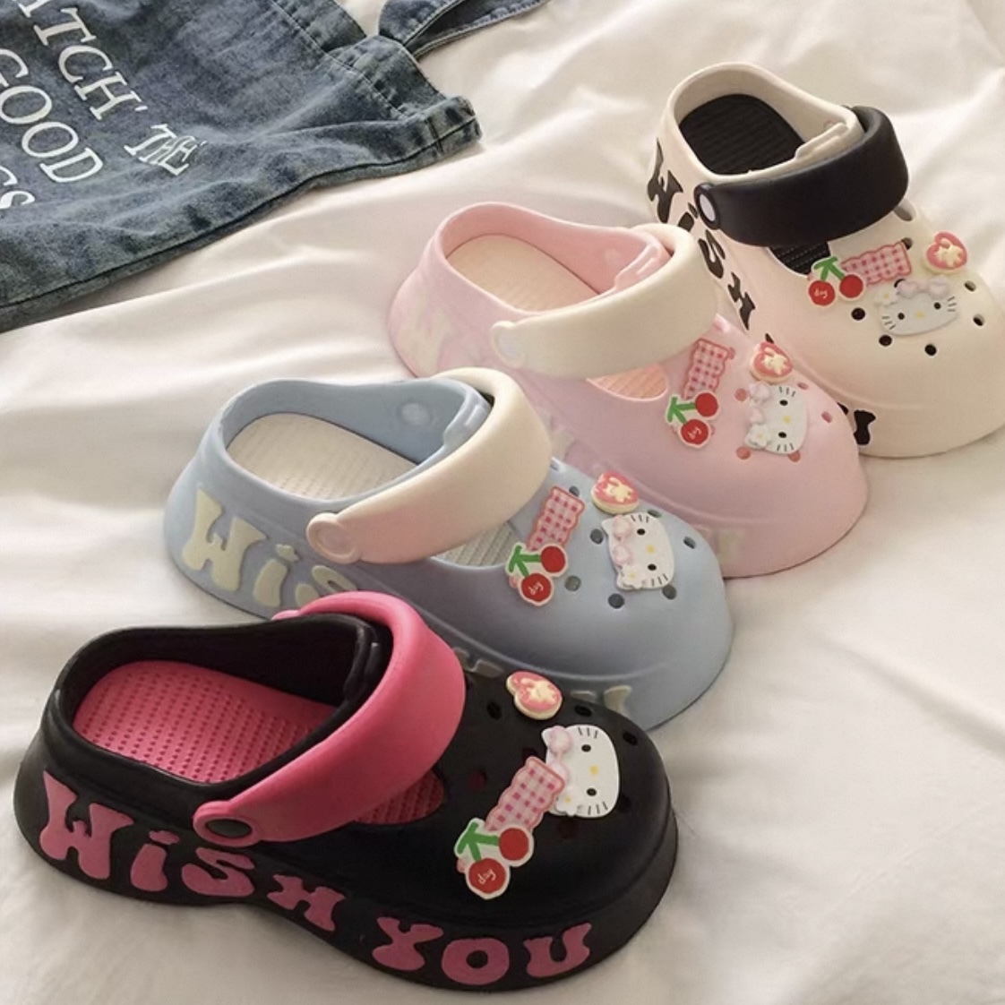 A477. CROCS HELLO KITTY PINK