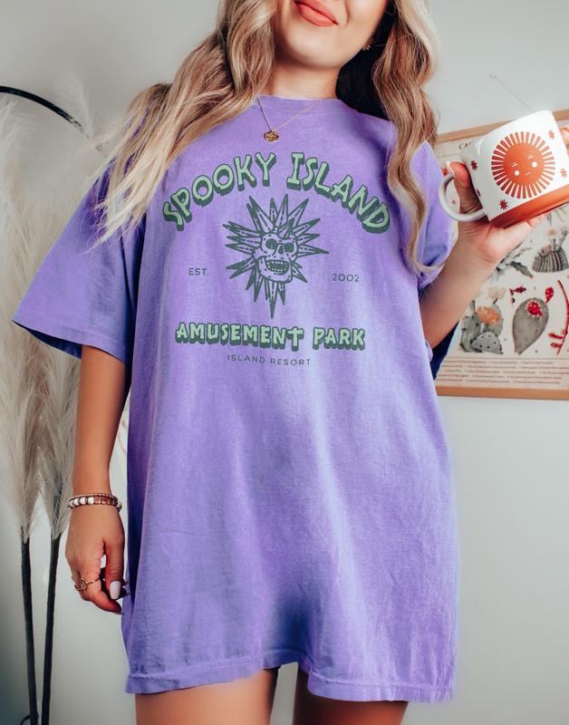 “Spooky Island” Scary Movie 3 Retro Amusement Park Tee