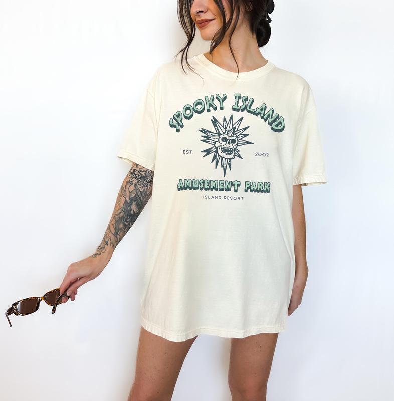 “Spooky Island” Scary Movie 3 Retro Amusement Park Tee