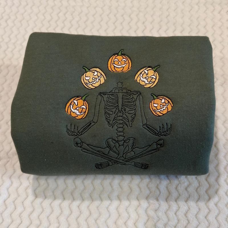 Skeleton pumpkin heads embroidered sweatshirt
