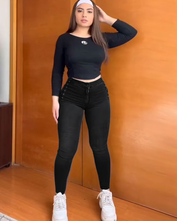 Tight, High-Waisted Jeans (Pre-Sale)